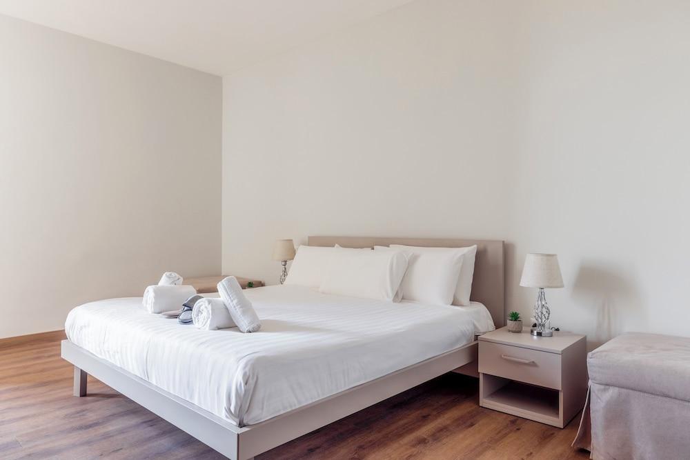 Vatican Pertusa Luxury Suites Room Type - Exclusive Room, City View