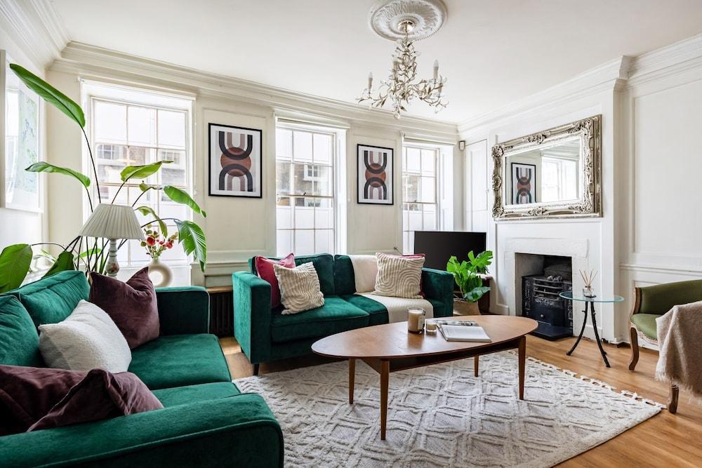 Spacious 3BR 2BA Flat in Central Soho - Tap to explore photos