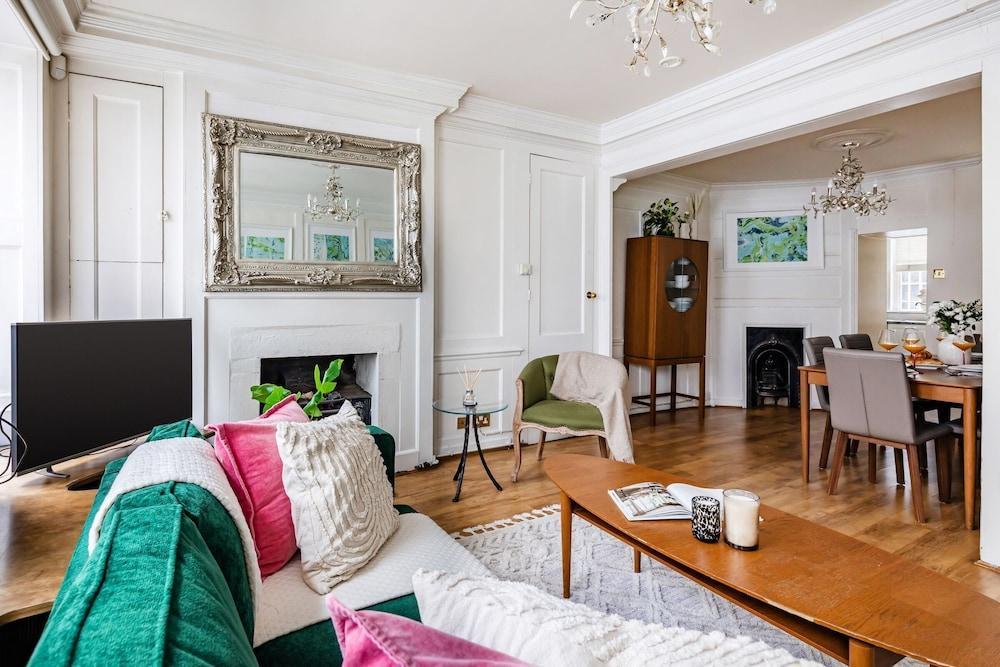 Spacious 3BR 2BA Flat in Central Soho - Tap to explore photos