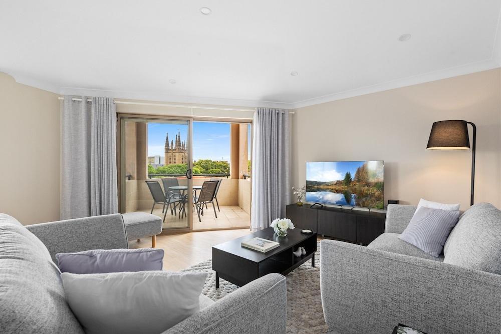 Stylish 2-bed Camperdown Apartment With Balcony - Tap to explore photos