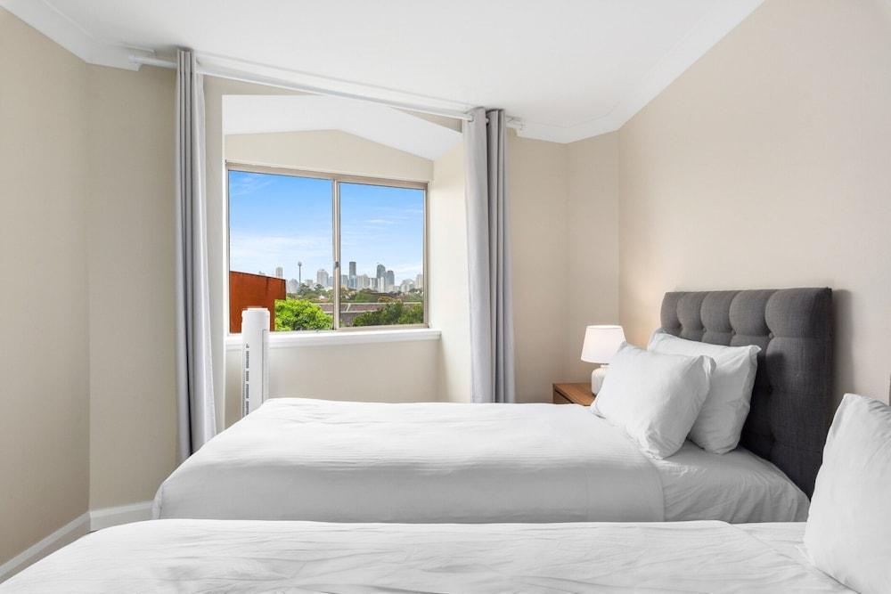 Stylish 2-bed Camperdown Apartment With Balcony - Tap to explore photos