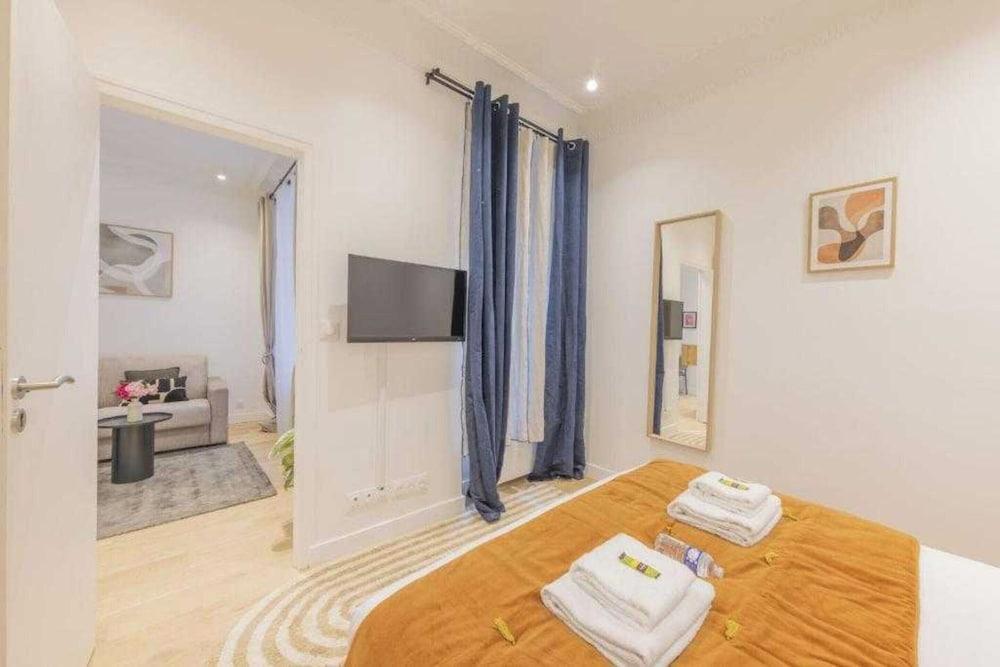 Apartment With 1 Room in Batignolles - Tap to explore photos