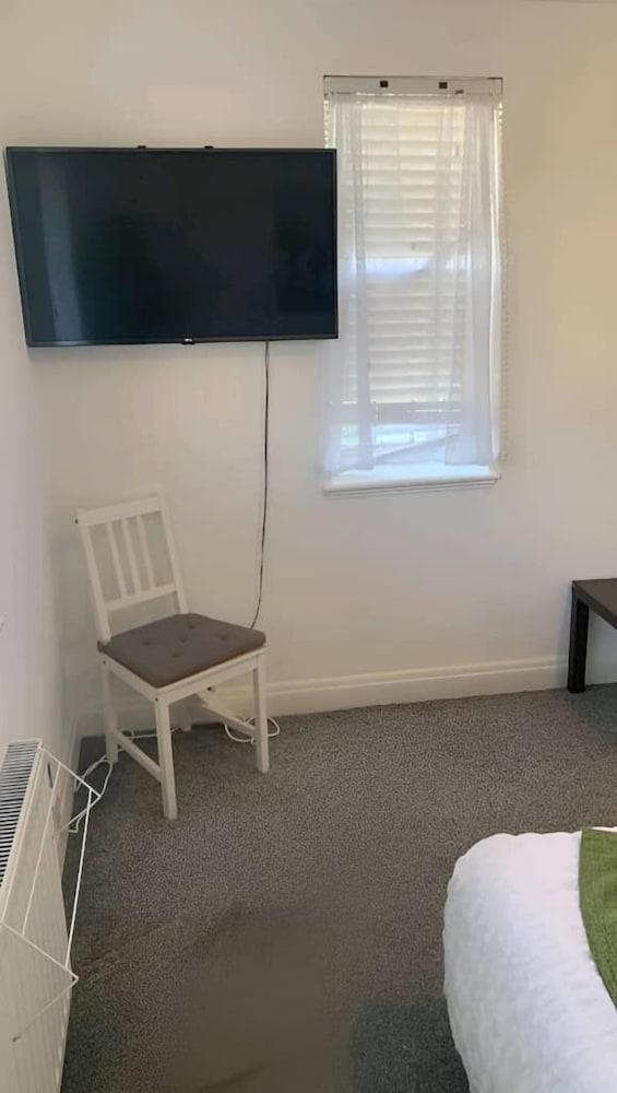 Spacious Apartment in Thornton Road L - Tap to explore photos