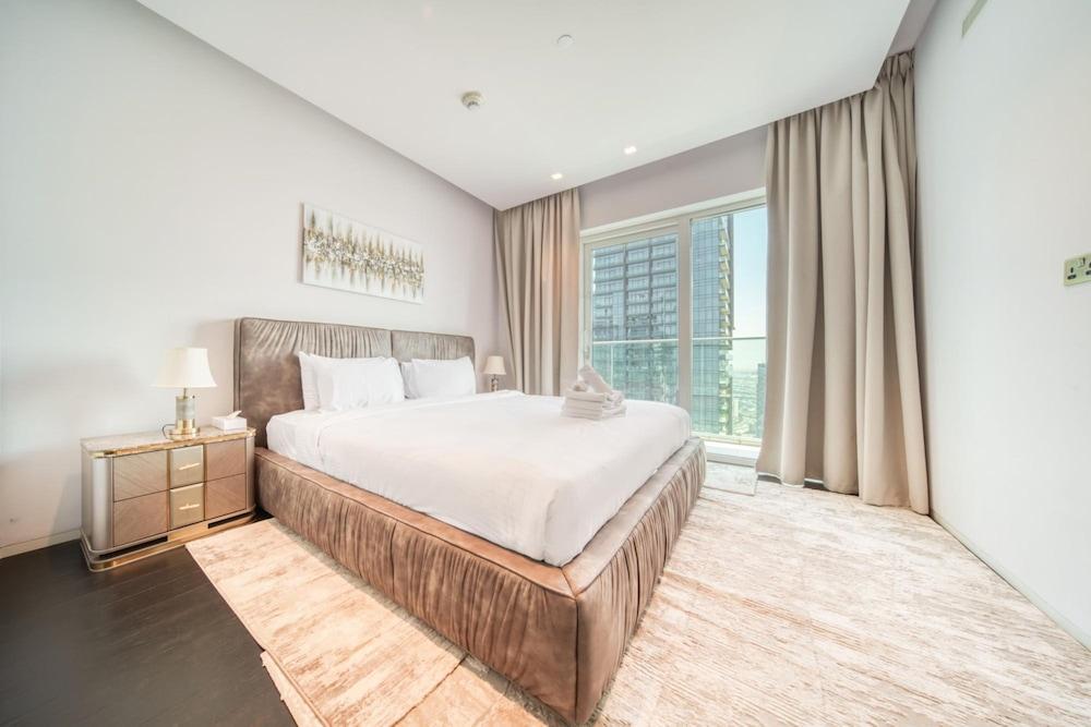 High-end Luxe Apt w Marina Views - Tap to explore photos
