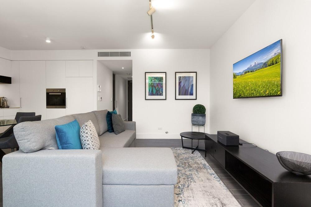 Modern 1-bed With Balcony in Surry Hills - Tap to explore photos