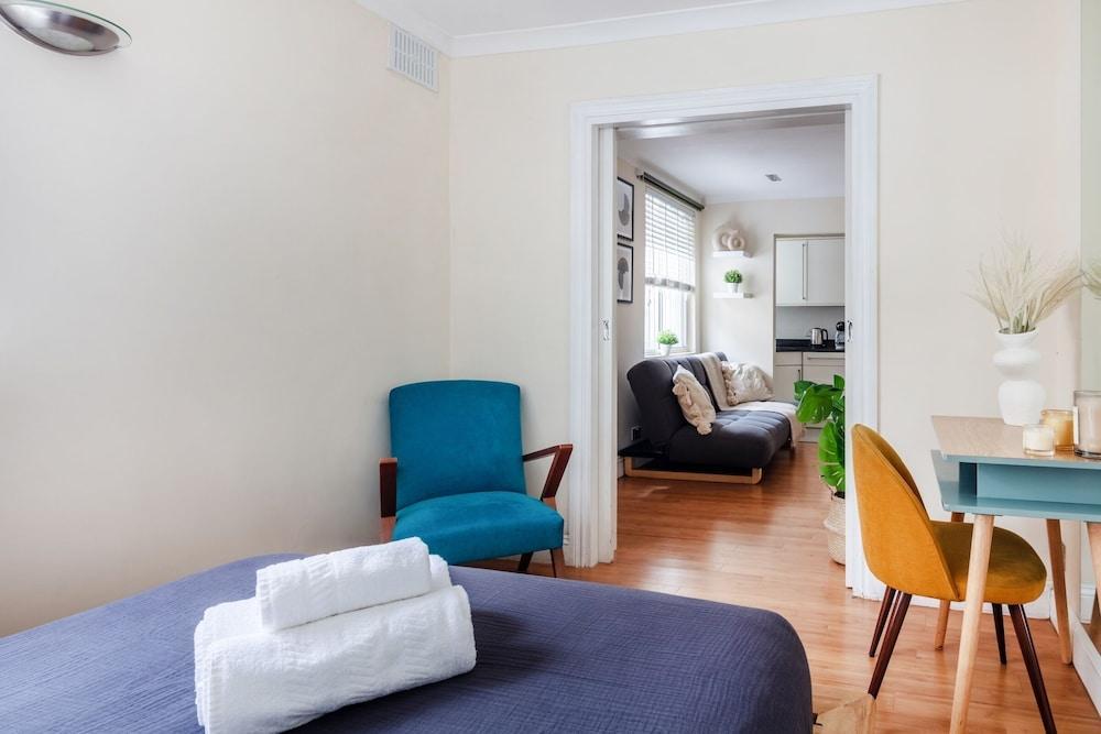 Classic 1BR - Notting Hill Gem - Tap to explore photos