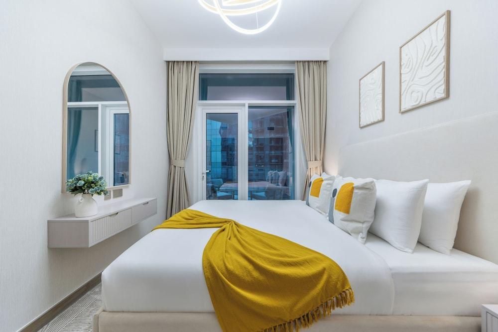 Chic 1BR at the Canal Business Bay - Tap to explore photos