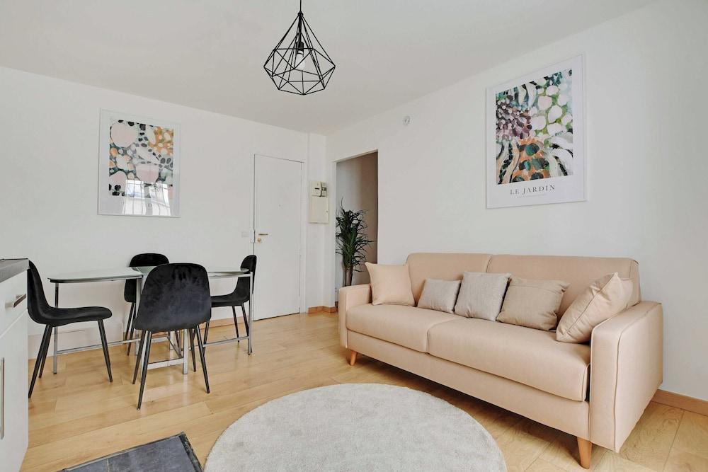 Urban Chic Apartment in Central Paris