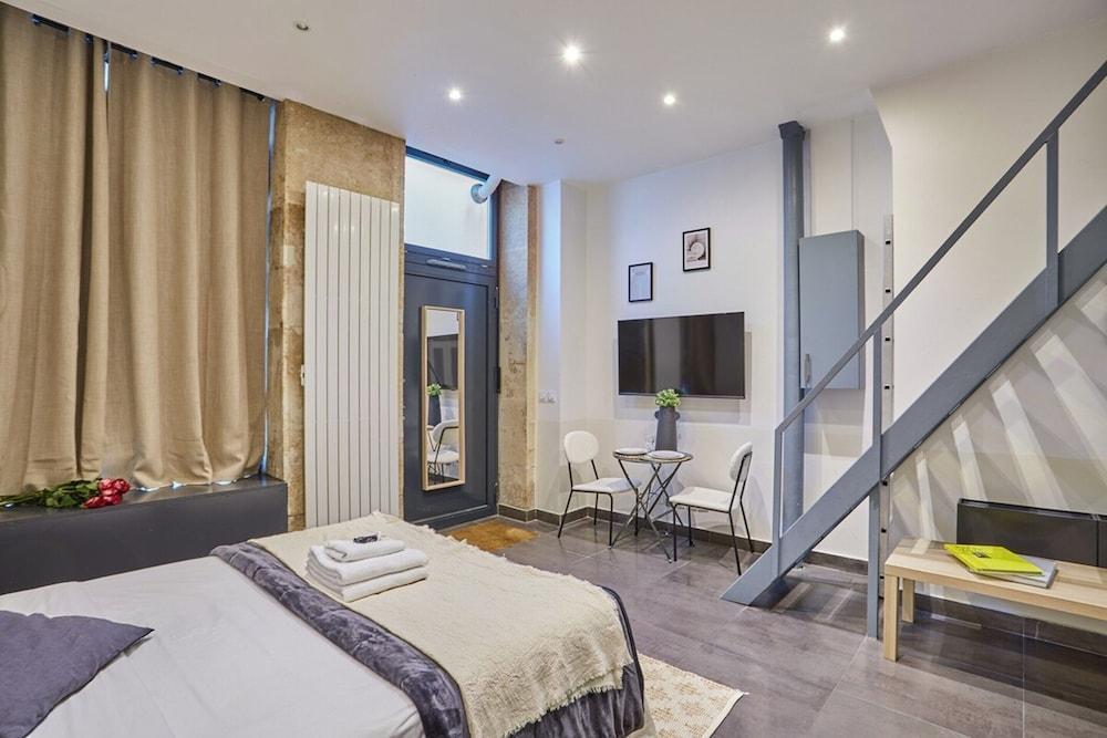 Charming Studio Center of Paris Montmartre - Tap to explore photos