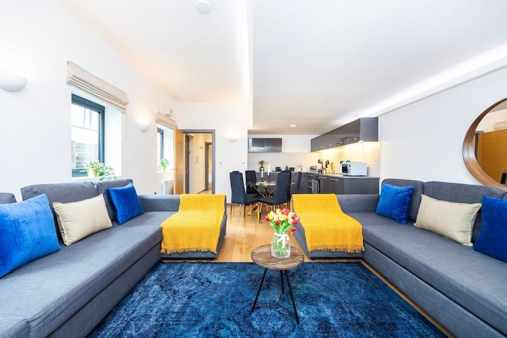 2 Bed 2 Bath Deluxe Flat in Kensington