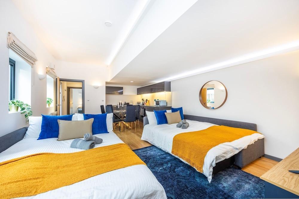 2 Bed 2 Bath Deluxe Flat in Kensington - Tap to explore photos