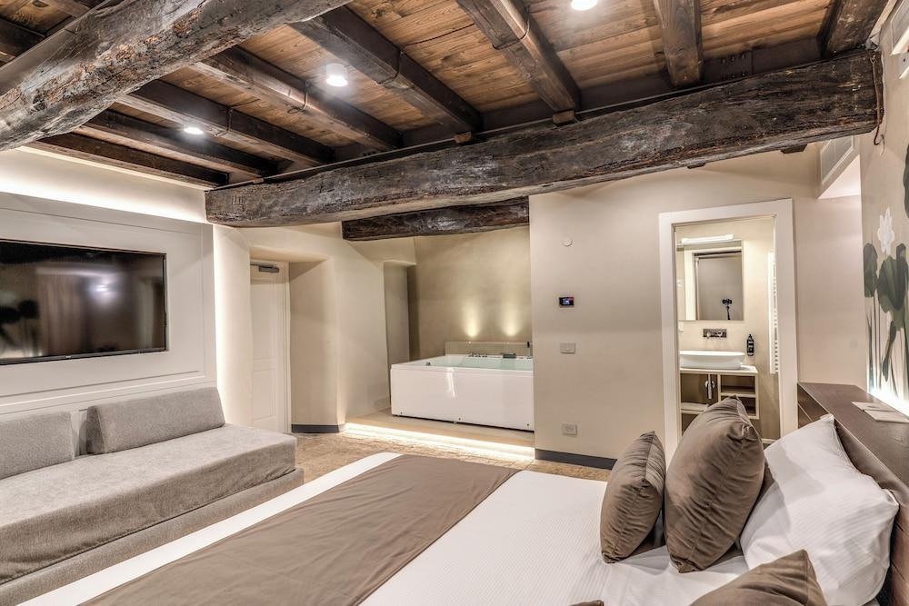 Madonna del Pantheon Room Type - Triple with whirlpool tub mezzanine floor Madonna del Pantheon Room Type - Triple with whirlpool tub mezzanine floor