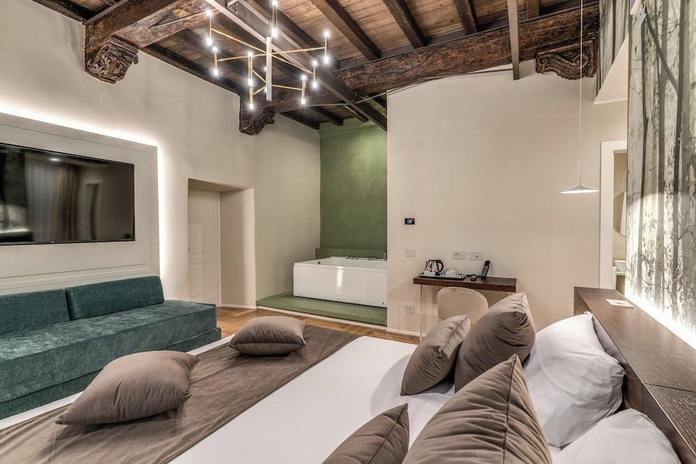 Madonna del Pantheon Room Type - Triple with whirlpool tub 2nd floor