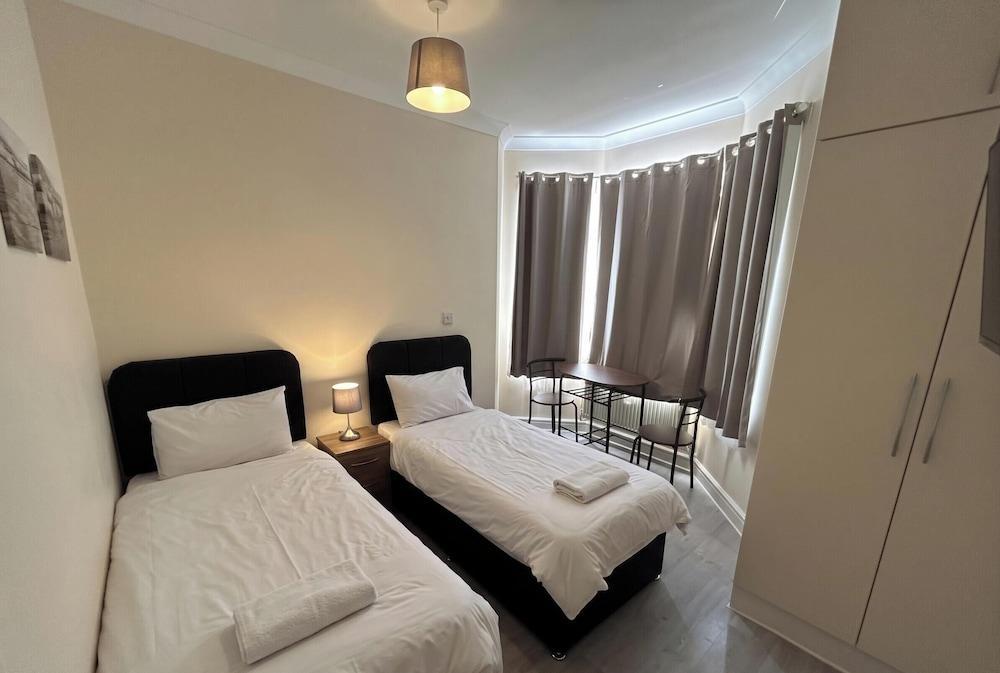 Gassiot House Room Type - Economy House, Shared Bathroom