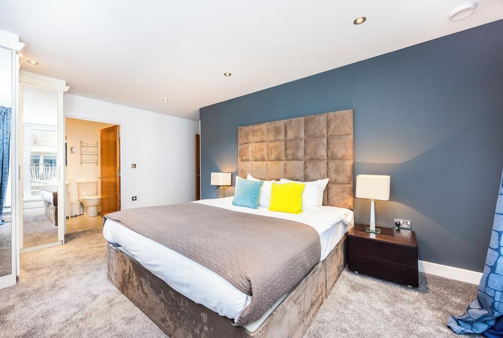Koks Mews 2 Bed 2 Bath Apartment - ExCeL - Tap to explore photos