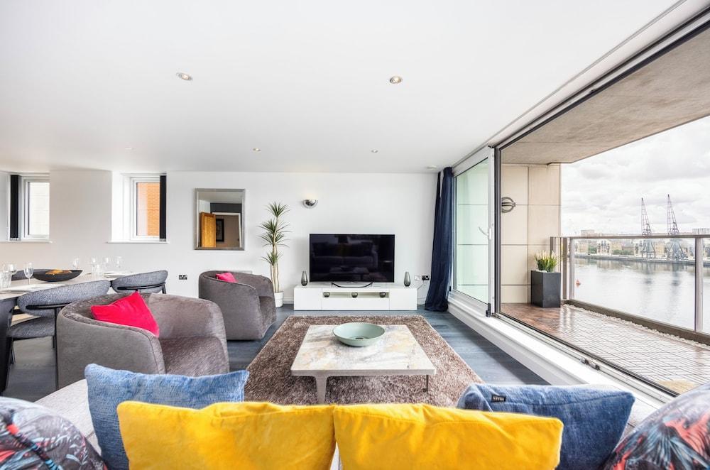 Koks Mews 2 Bed 2 Bath Apartment - ExCeL Room Type - Executive Apartment, City View