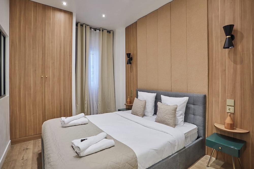 The Upper Marais Superb Apartment for 8 People - Tap to explore photos