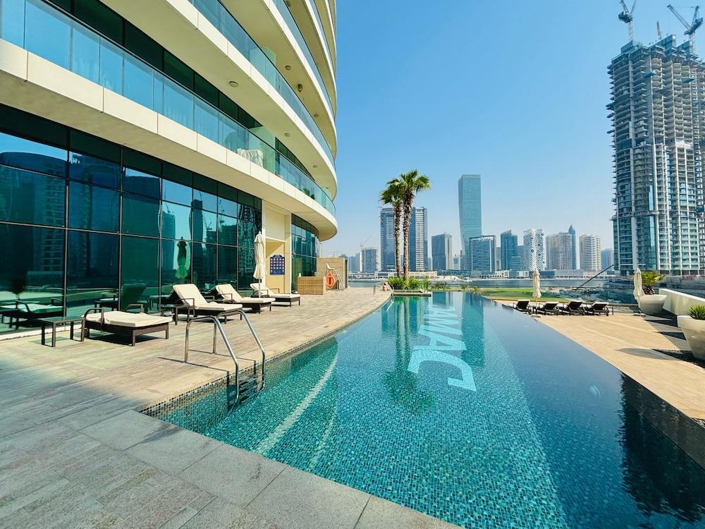 Stunning Studio Dubai with Infinity Pool and Canal View