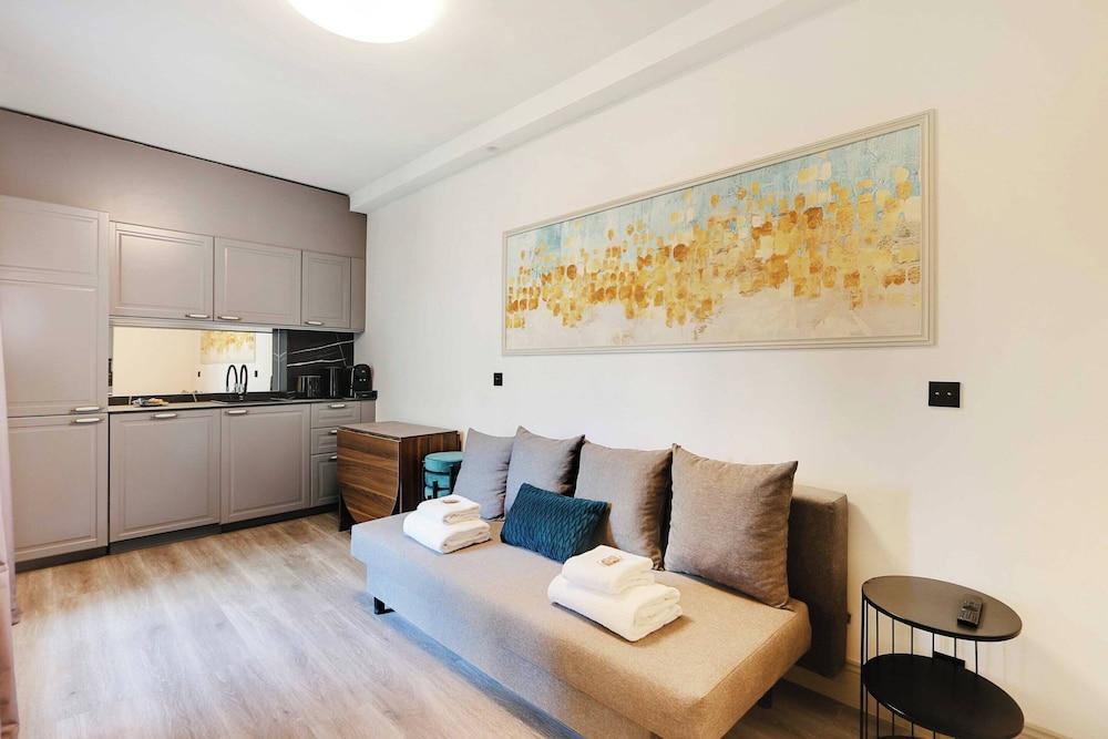 Modern Apartment With Balcony - 2br/6p- Roquette - Tap to explore photos
