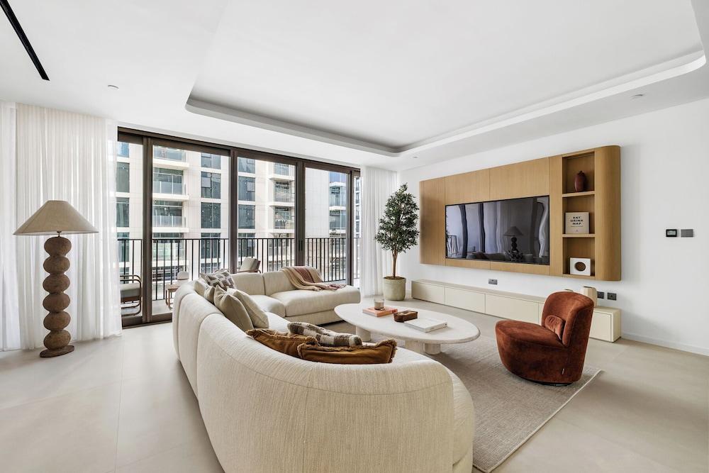 Upscale 3BR Maid Near Dubai Mall - Tap to explore photos
