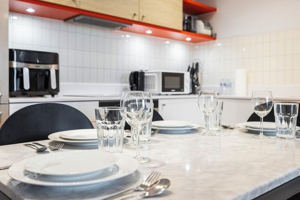 Hoola Cove Executive One Bed Apartment - Tap to explore photos