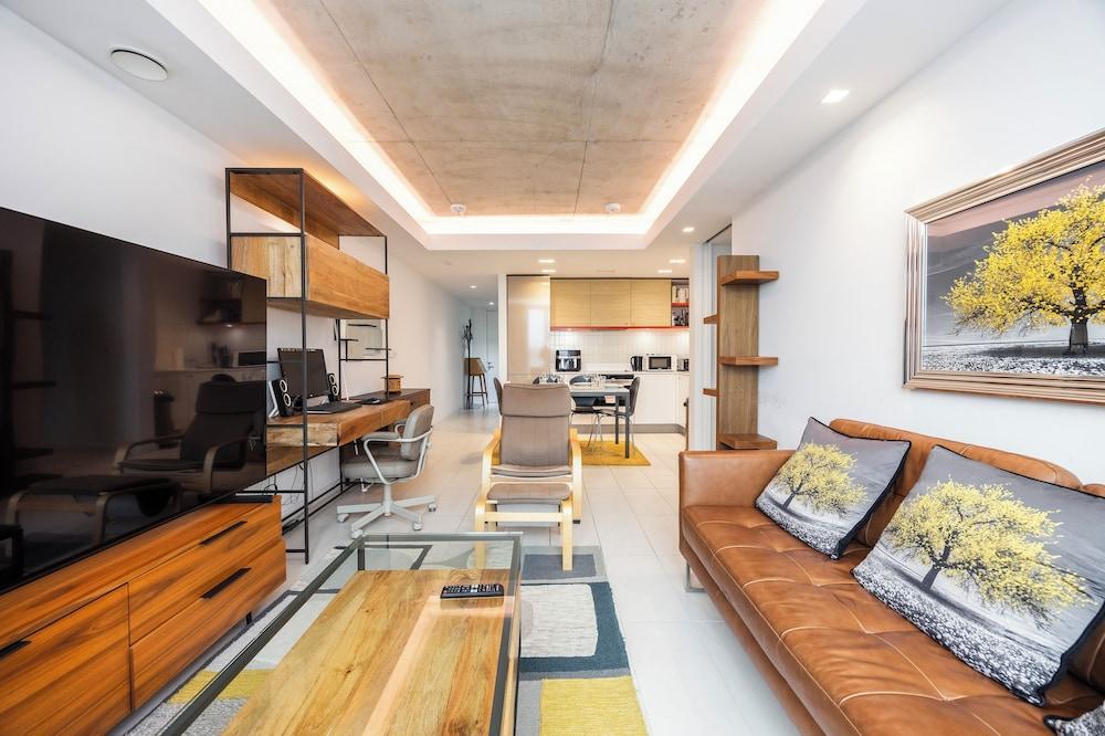 Hoola Cove Executive One Bed Apartment - Tap to explore photos