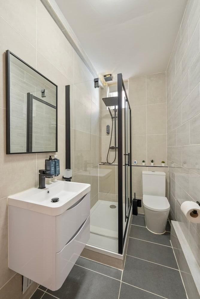 Modern Elegance in Paddington - Tap to explore photos