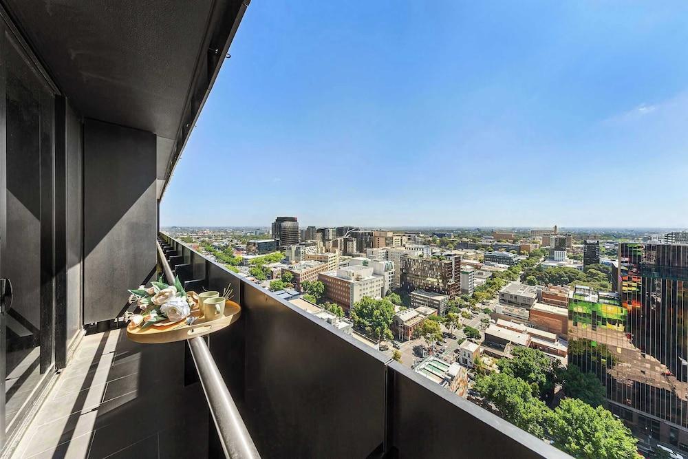 Cozy & Chic 2BR Apt Walk to Melbourne Central - Tap to explore photos