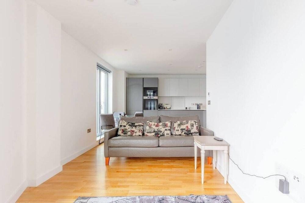 Stylish 2 Bed Flat in Battersea - Private Balcony - Tap to explore photos