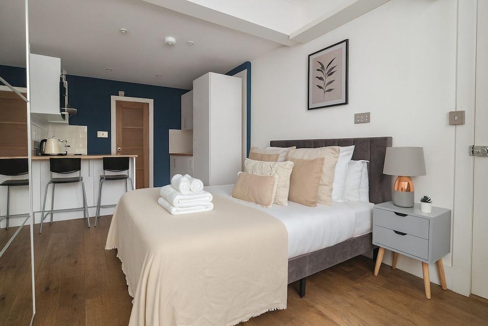Modern Studio Flat in Hammersmith - Tap to explore photos