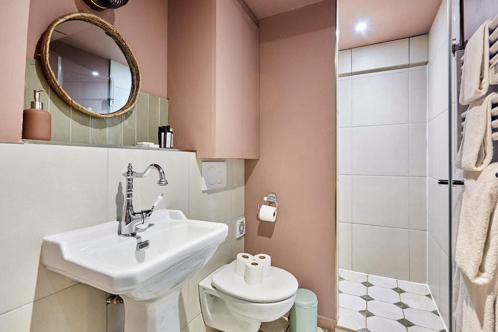 Charming Air-conditioned Studio in the Center of Paris - Tap to explore photos