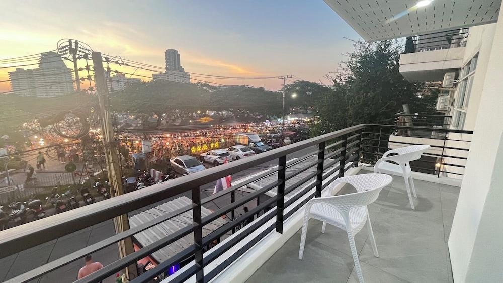 The Ocean Pearl Suites - Steps Pattaya Waterpark Room Type - Apartment, 1 Bedroom, Balcony, City View