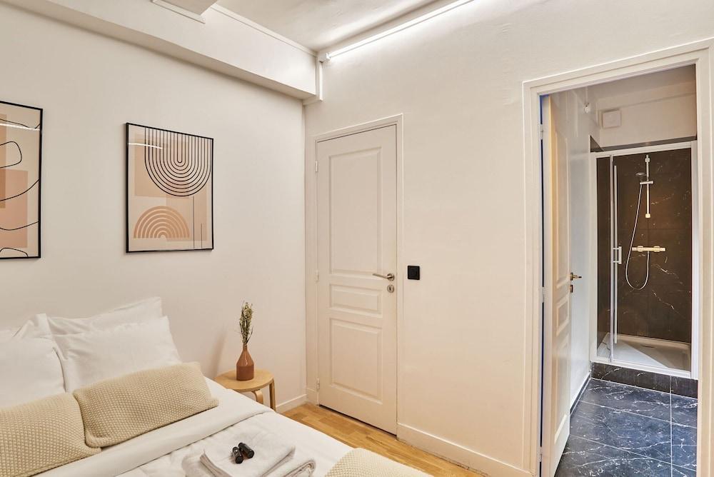 Magnificent Flat in Saint Germain des Pres - Tap to explore photos