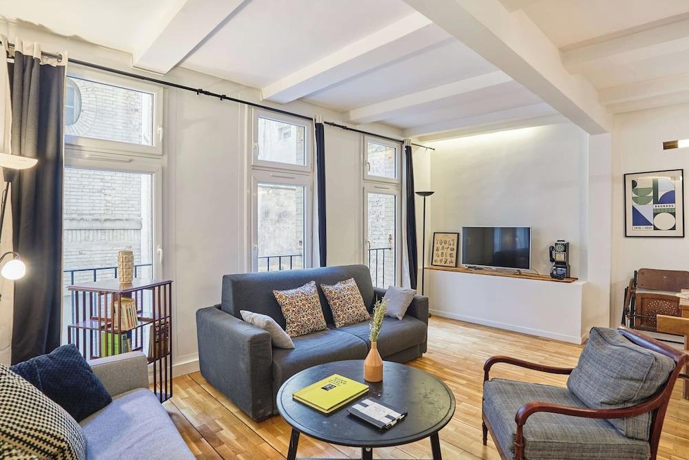 Magnificent Flat in Saint Germain des Pres - Tap to explore photos