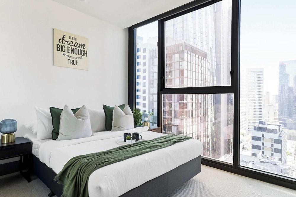 Pet-friendly Stylish 2BR Apt, Panoramic City Views - Tap to explore photos