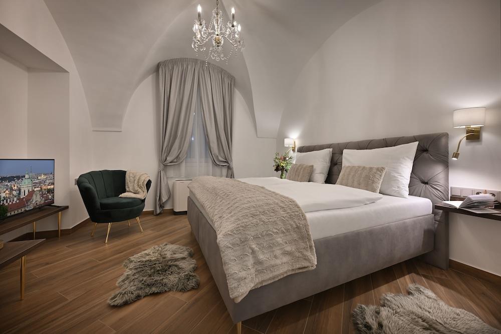 Kaiserstein Palace Apartments - Tap to explore photos