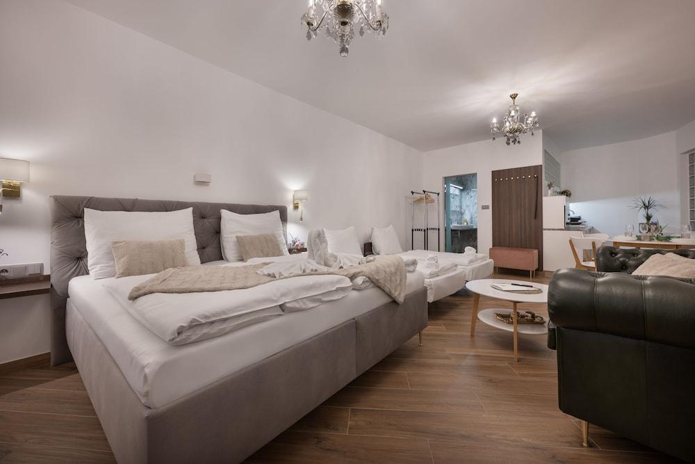 Kaiserstein Palace Apartments Room Type - Classic Double Room