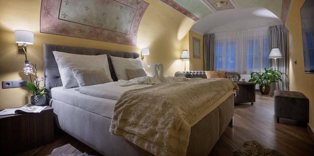 Kaiserstein Palace Apartments Room Type - Deluxe Double Room