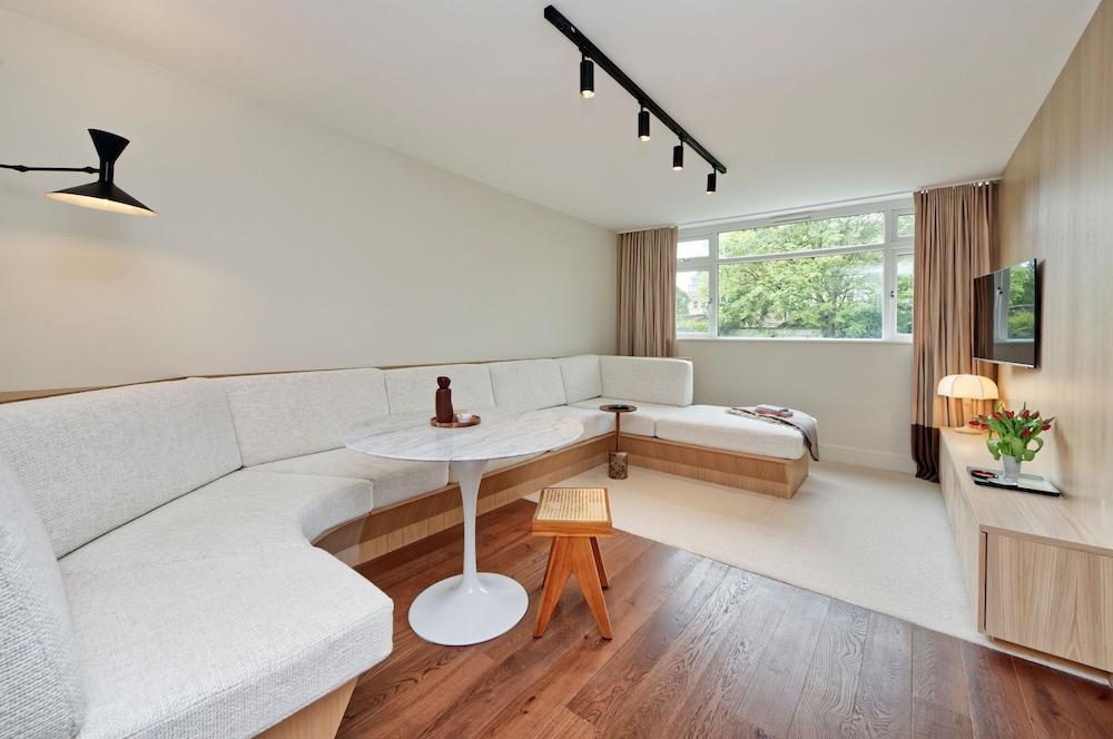 Luxury Designer Flat in Putney by Underthedoormat - Tap to explore photos