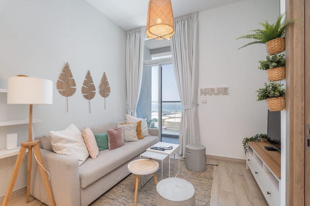 Modern 1-bed With Partial Sea Marina View