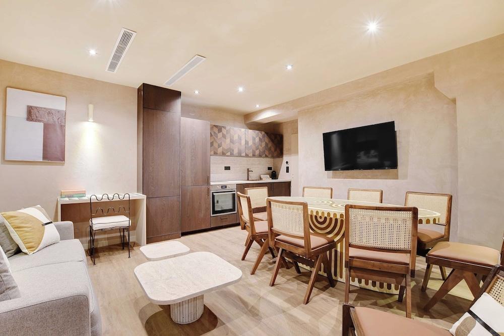 Elegance and Refinement for 10 - Montorgueil - Tap to explore photos