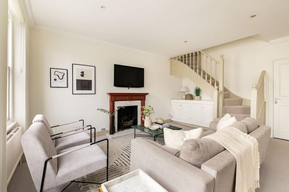 Stylish West Kensington Duplex - Tap to explore photos