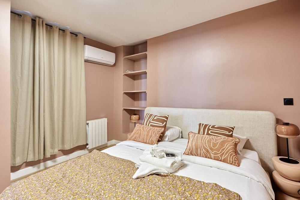 Charming new Flat Le Marais/beaubourg - Tap to explore photos