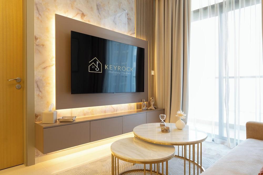 Keyrock Living - Elegant 2BR Escape - Tap to explore photos