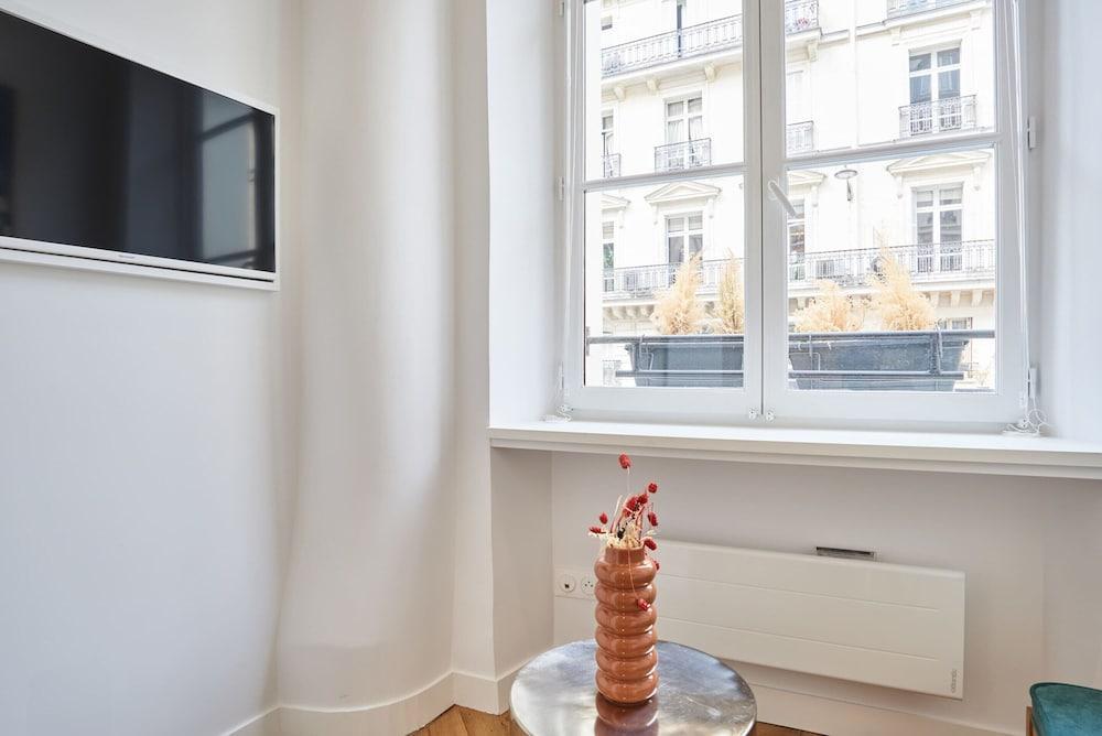Charming Studio - Louvre & Palais Royal - Tap to explore photos