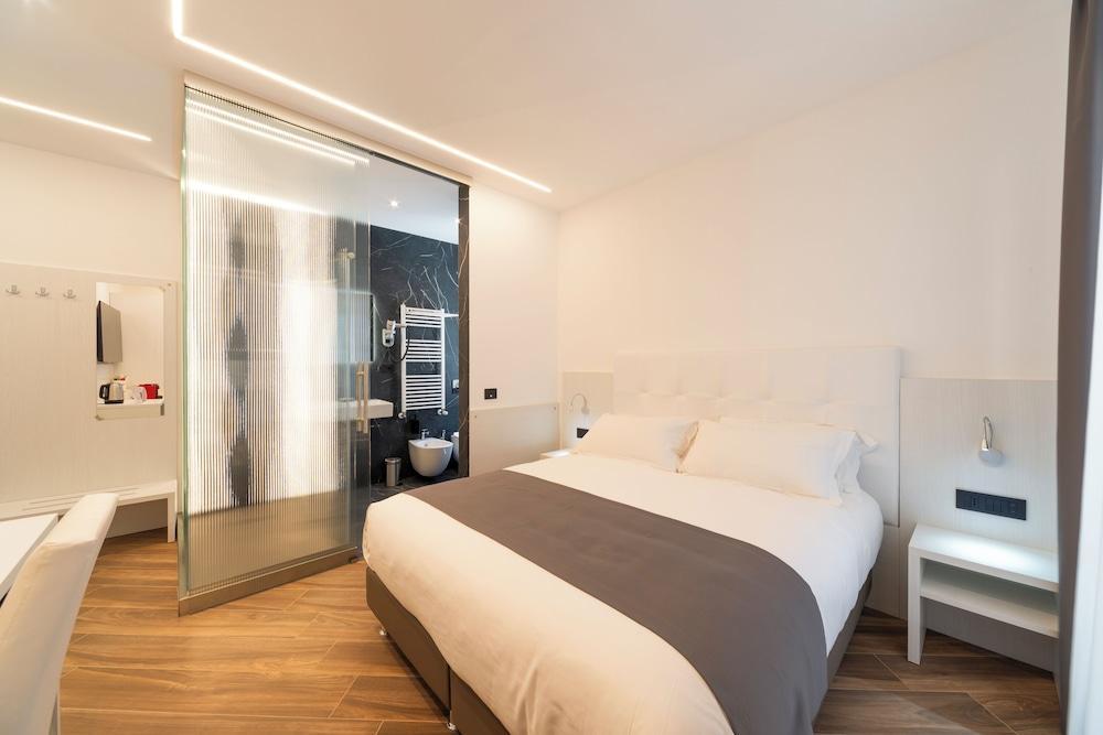 Chessa's Rooms Room Type - Deluxe Double Room
