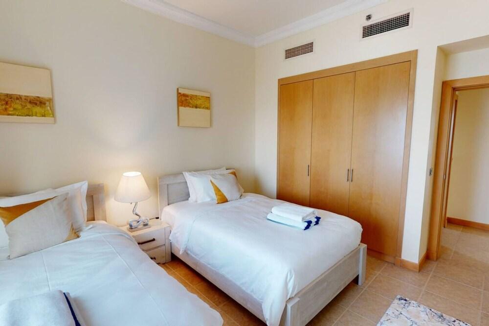 Al Dabas Beach Views 3BD Sleeps 6 Beachfront - Tap to explore photos