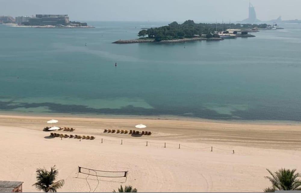 Al Dabas Beach Views 3BD Sleeps 6 Beachfront