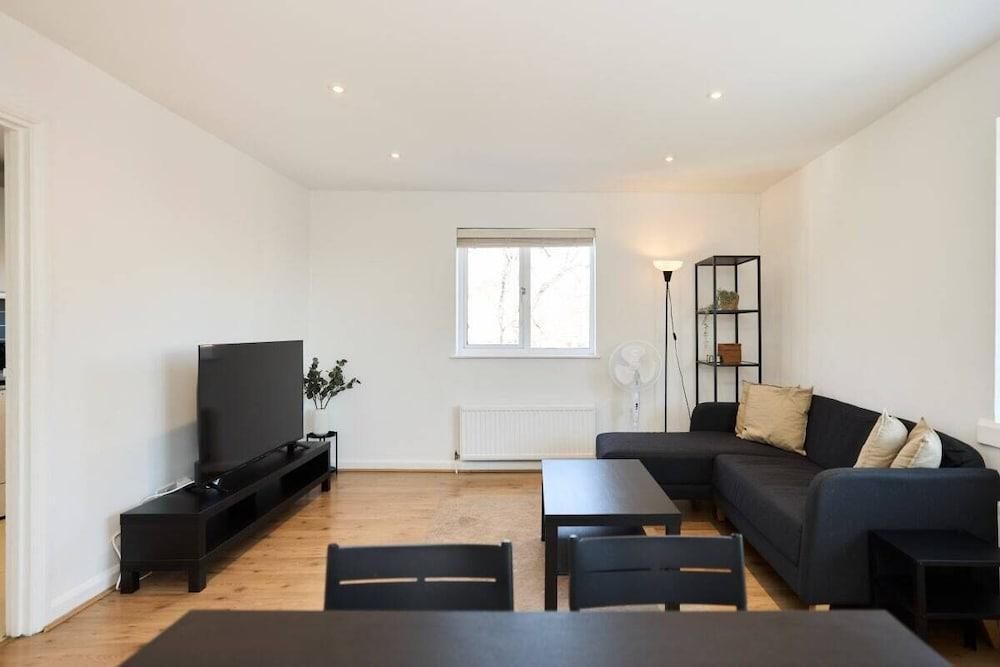 The West Hampstead Base - Central 2bdr Apartment - Tap to explore photos