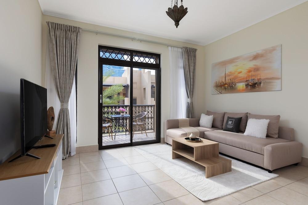 Maison Privee - Stylish & Spacious Apartment in Downtown Dubai - Tap to explore photos